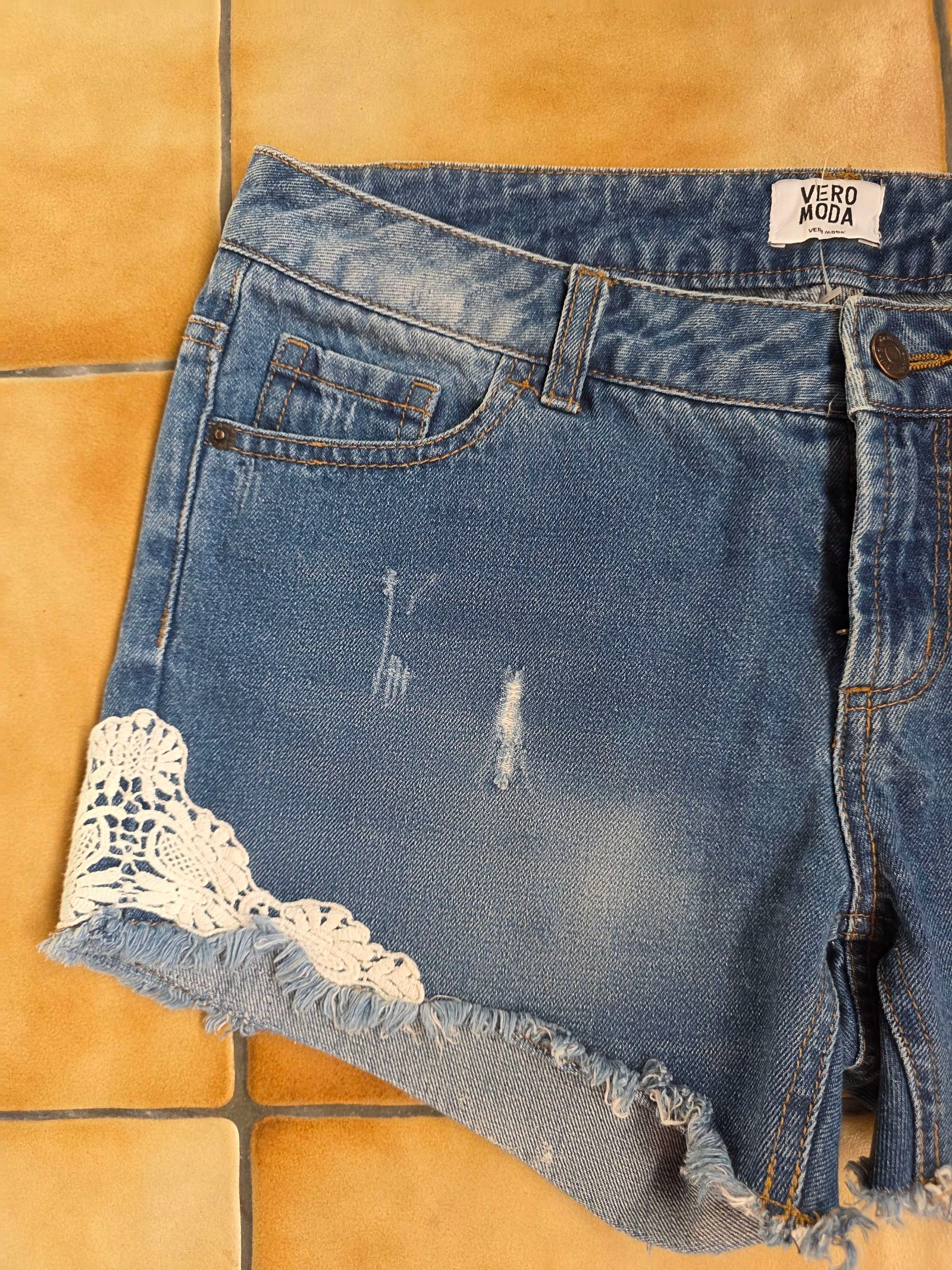 Bermuda jeans boho festival cintura baixa y2k renda Tamanho 36 / w27 denim shorts renda – photo 4
